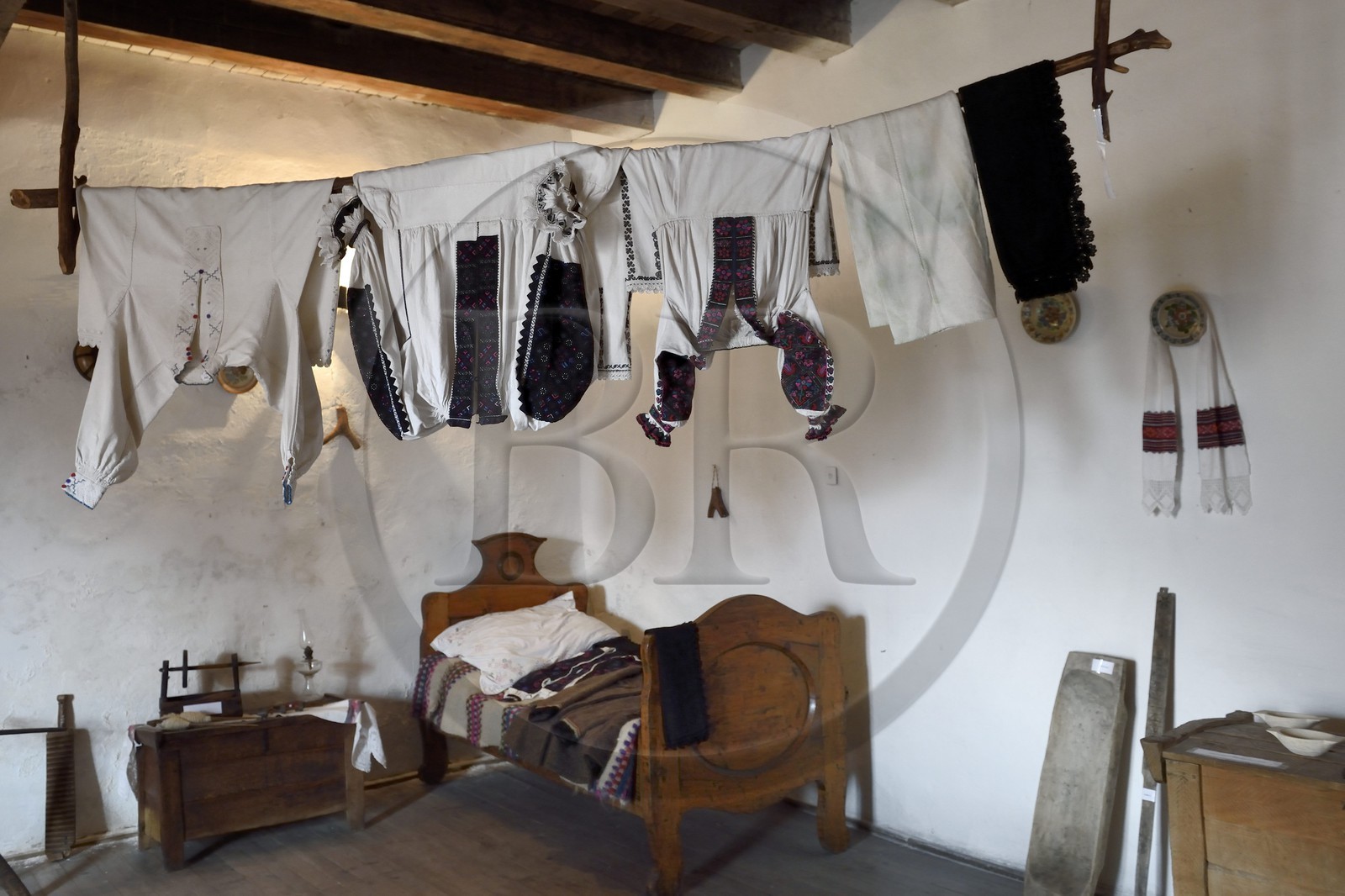 Roumanie, Transylvanie, Hunedoara, le chateau de Hunedoara ou chateau des Corvins, pièce avec meubles et vêtements traditionnels du XIXème siècle