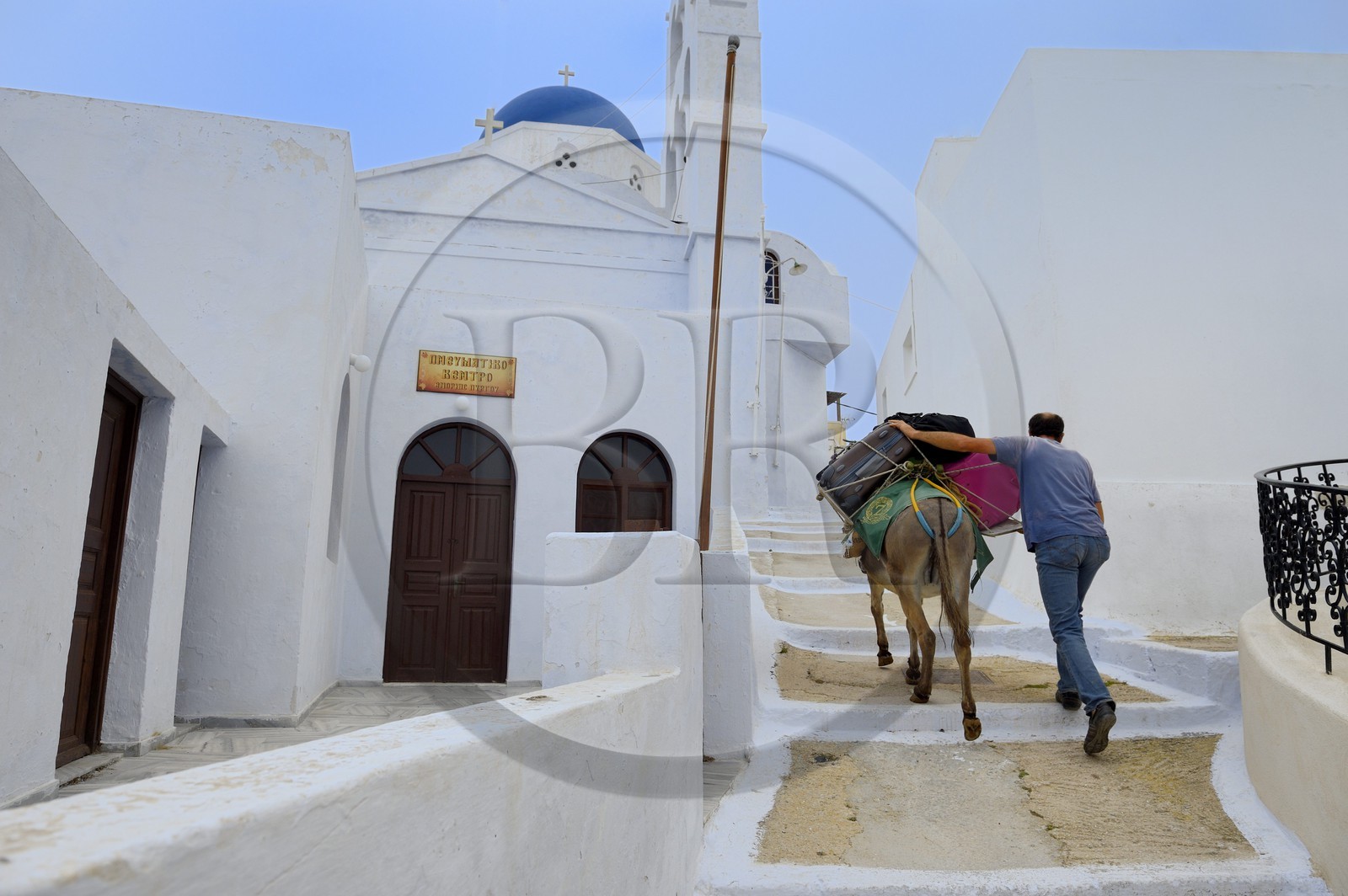 Grèce, Les Cyclades, mer Égée, île de Santorin (Thira ou Théra), village de Pyrgos, montée des bagages à dos d'âne
