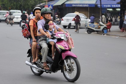 Vietnam, Hanoï, circulation en moto dans la vieille ville