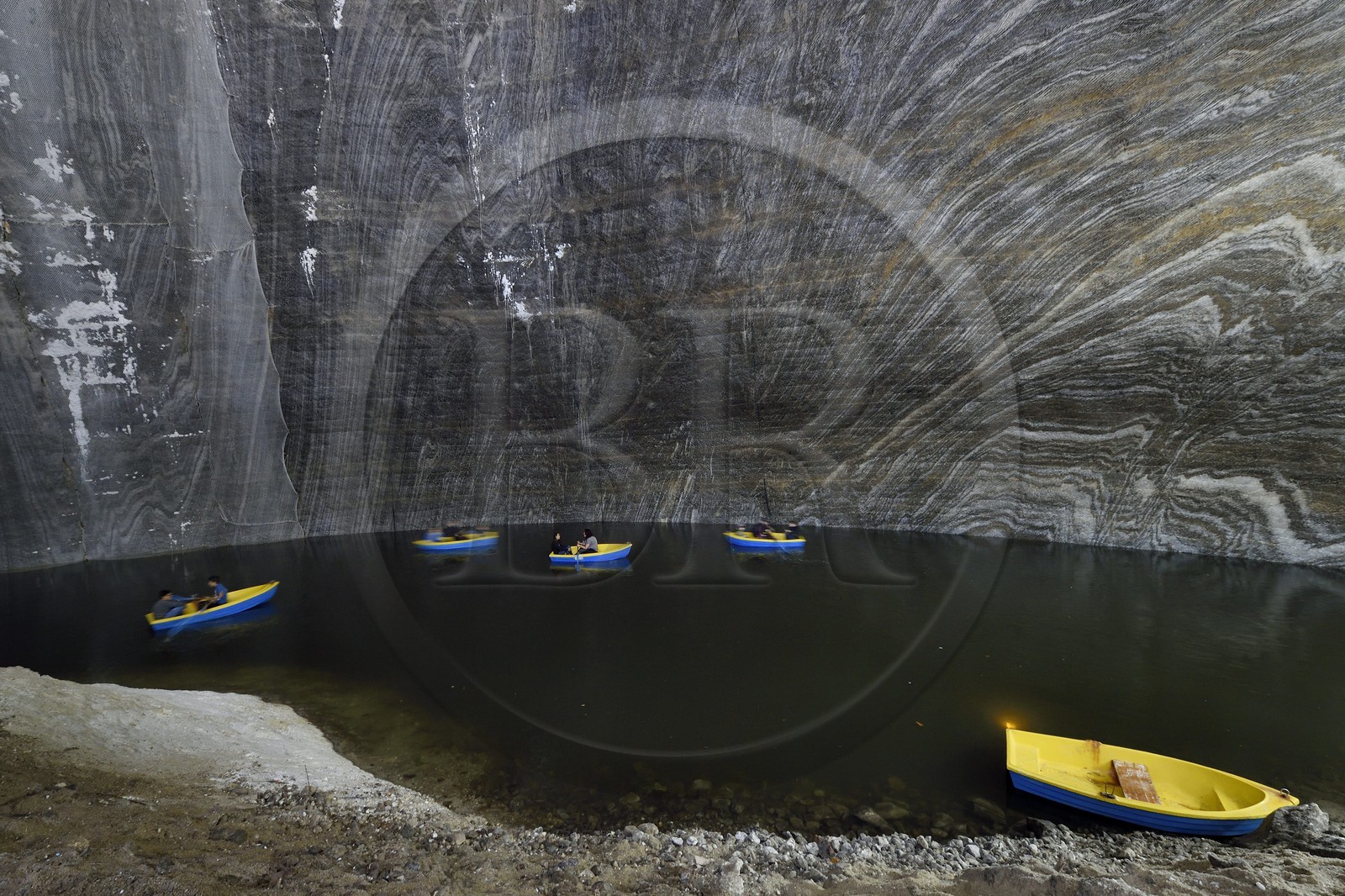 Roumanie, Transylvanie, région de Cluj, Turda, ancienne mine de sel de Turda dont l'exploitation a commencée à l'époque romaine, transformée en centre de loisirs et de santé, le lac souterrain