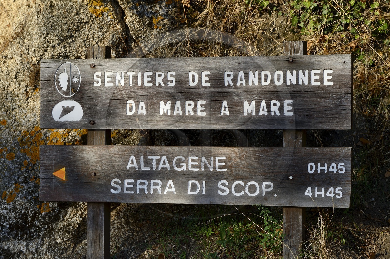 France, Corse-du-Sud (2A), Alta Rocca, panneau de direction du sentier de randonnée Gr Da Mare A Mare France, Corse-du-Sud (2A), Alta Rocca, panneau de direction du sentier de randonnée Gr Da Mare A Mare