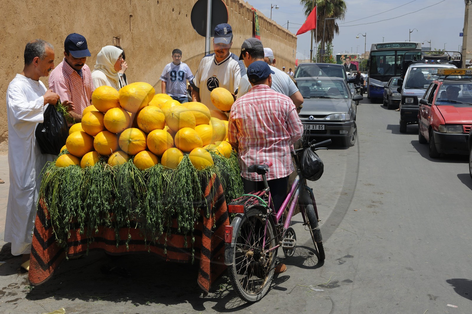 Maroc, région de l'Oriental, Oujda, vente de primeurs le long des remparts de la médina