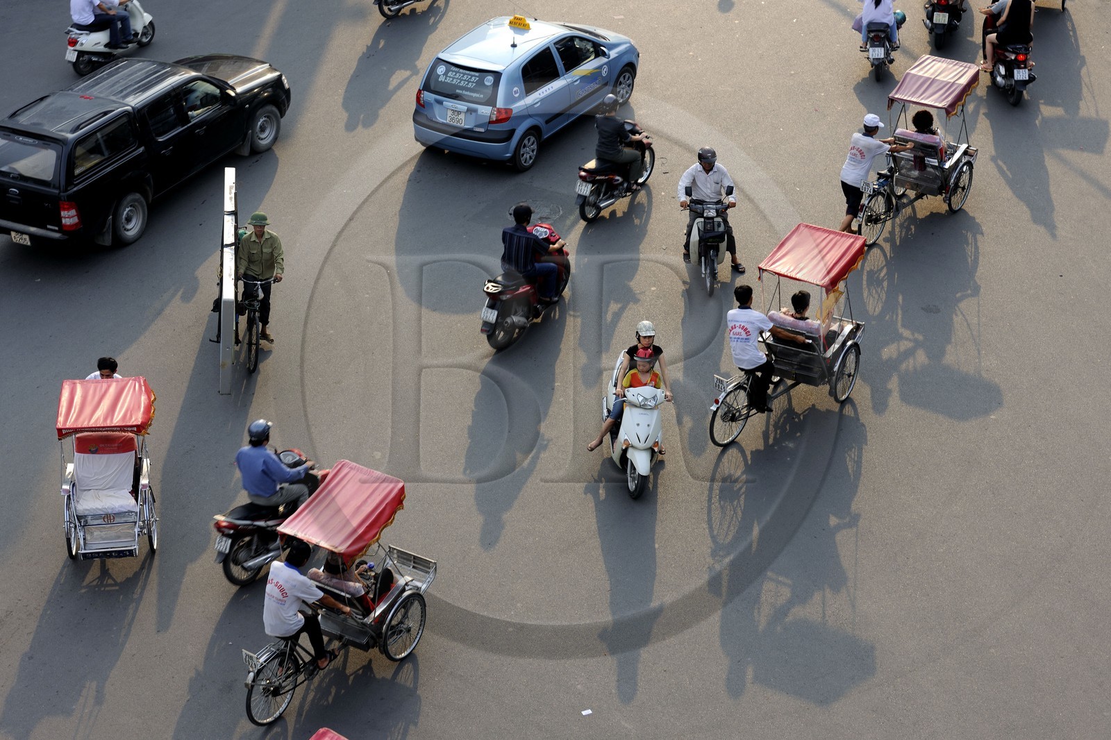 Vietnam, Hanoï, vieille ville, intense circulation sur le rond point au nord du lac Hoan Kiem appelé lac de l'épée restituée depuis le Legends Beer