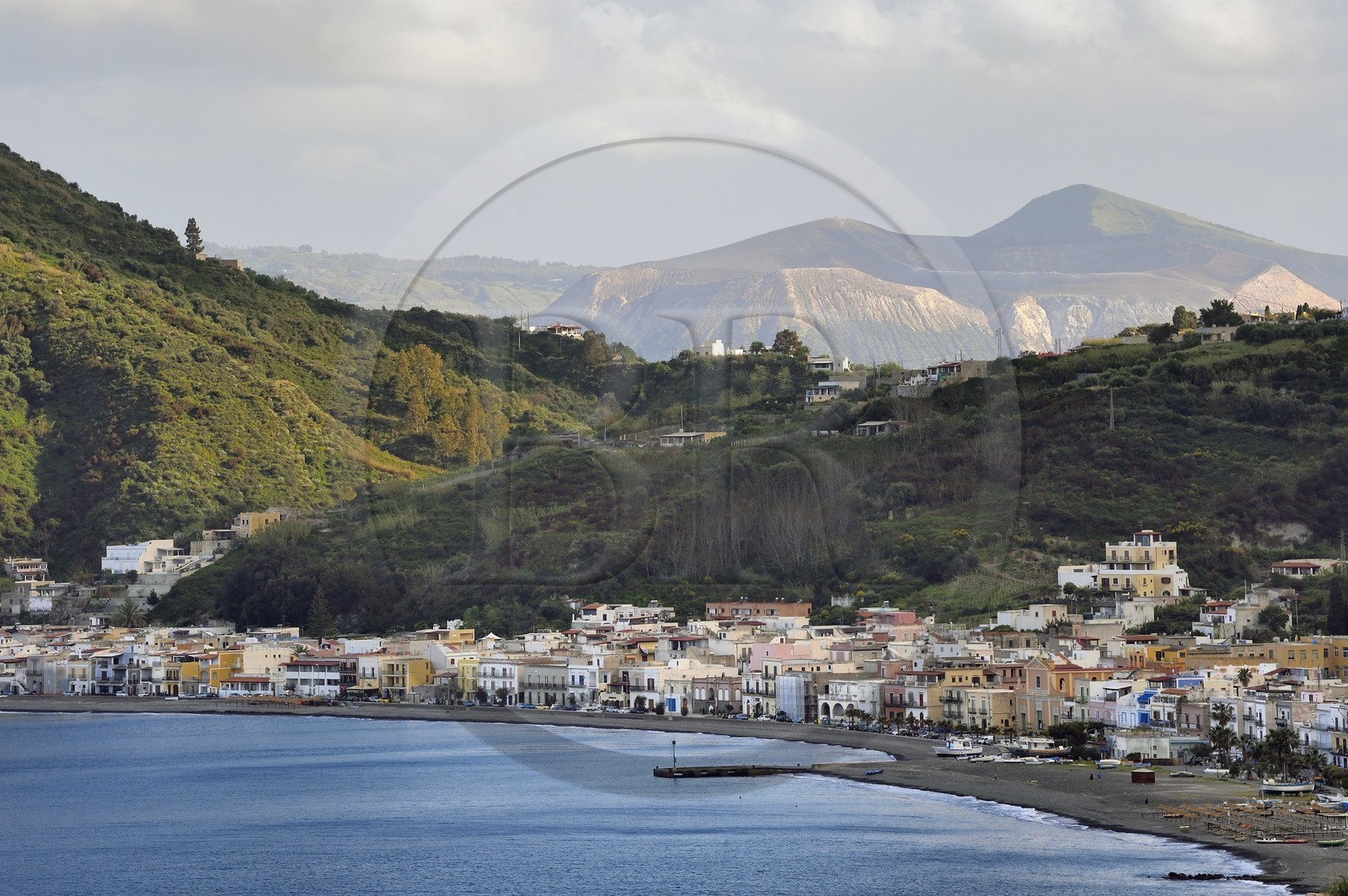 Italie, Sicile, iles Eoliennes, classées Patrimoine Mondial de l'UNESCO, Ile de Lipari, la ville de Canneto et le volcan de l'Ile Vulcano en arrière-plan