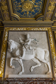 France, Seine-et-Marne (77), Fontainebleau, chateau de Fontainebleau, classé Patrimoine Mondial par l'UNESCO, la deuxième salle Saint-Louis ou salon du Donjon, la plus ancienne salle du chateau, où a été déplacée la cheminée en marbre du Languedoc ornée d'un bas-relief équestre représentant Henri IV, réalisé vers 1600 par Matthieu Jacquet
