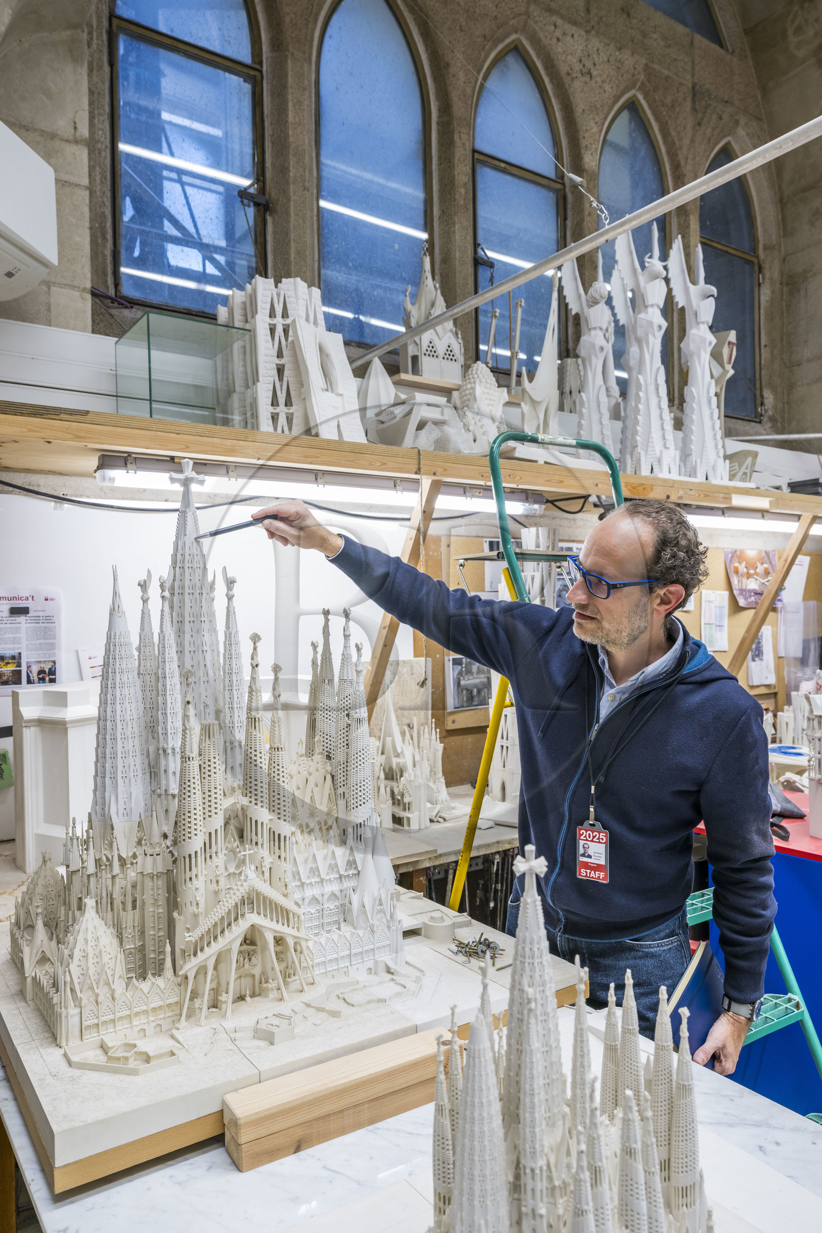 Espagne, Catalogne, Barcelone, quartier de l'Eixample, basilique de la Sagrada Familia de l'architecte du modernisme catalan Antoni Gaudi classée Patrimoine Mondial de l'UNESCO, l'atelier maquettes, l'architecte et coordinateur de l'équipe des artistes et des maquettistes Jeronimo Buxareu Padros présente les prochains travaux à entreprendre sur cette maquette au 1 25ème Espagne, Catalogne, Barcelone, quartier de l'Eixample, basilique de la Sagrada Familia de l'architecte du modernisme catalan Antoni Gaudi classée Patrimoine Mondial de l'UNESCO, l'atelier maquettes, l'architecte et coordinateur de l'équipe des artistes et des maquettistes Jeronimo Buxareu Padros présente les prochains travaux à entreprendre sur cette maquette au 1 25ème