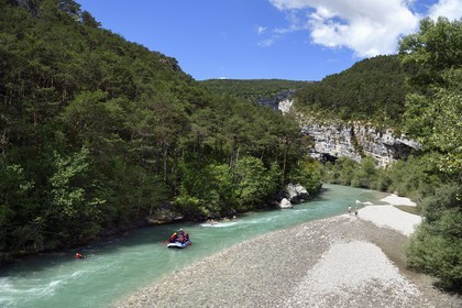 France, Alpes-de-Haute-Provence (04), Parc Naturel Régional du Verdon, Rougon, rafting à la Clue de Carajuan à l'entrée des Gorges du Verdon