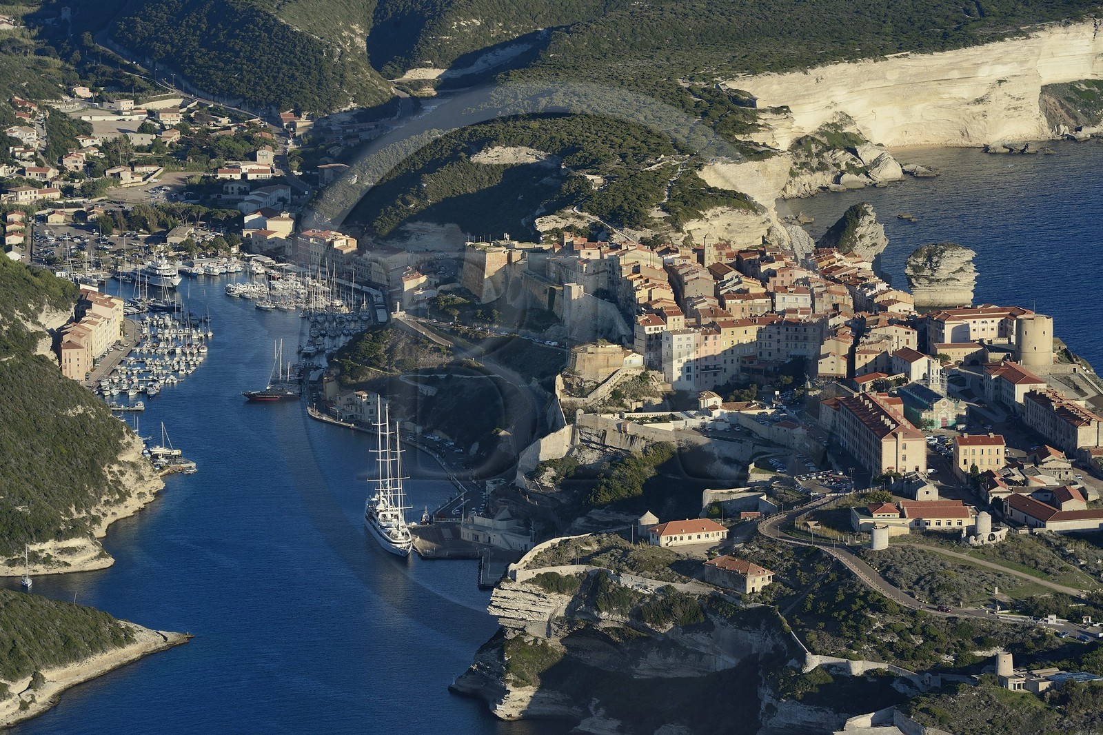 France, Corse-du-Sud (2A), Bonifacio, les falaises calcaires, la citadelle et la vieille ville (vue aérienne) France, Corse-du-Sud (2A), Bonifacio, les falaises calcaires, la citadelle et la vieille ville (vue aérienne)