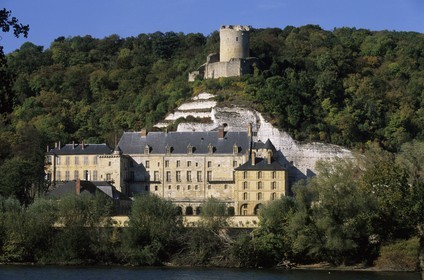 France, Val-d' Oise (95), parc naturel régional du Vexin français, La Roche-Guyon, labellisé Les Plus Beaux Villages de France, donjon dans la falaise