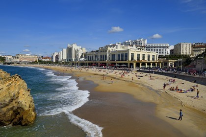 France, Pyrénées-Atlantiques (64), Pays-Basque, Biarritz, la Grande Plage, le casino et l'Hotel du Palais en arrière plan