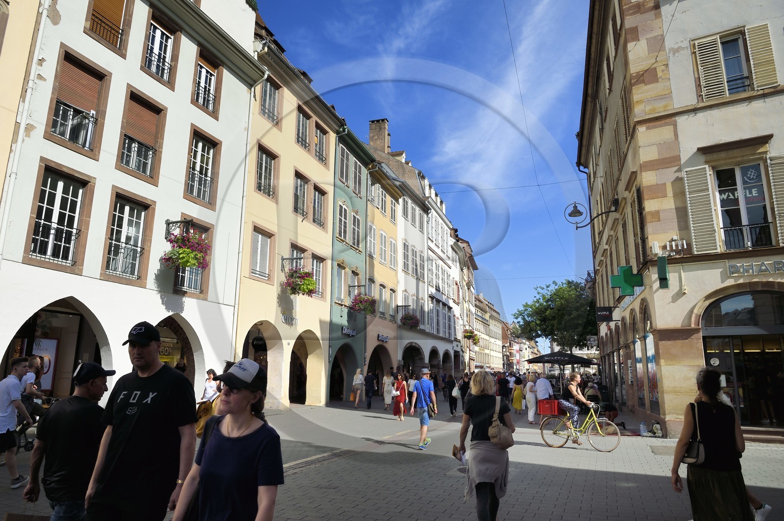 France, Bas-Rhin (67), Strasbourg, vieille ville classée au Patrimoine Mondial de l'UNESCO, la commerçante rue des Grandes-Arcades