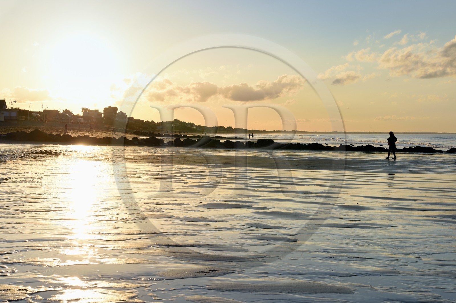 France, Calvados (14), Pays d'Auge, la côte Fleurie, Cabourg, promenade au coucher de soleil sur la plage de la station balnéaire France, Calvados (14), Pays d'Auge, la côte Fleurie, Cabourg, promenade au coucher de soleil sur la plage de la station balnéaire
