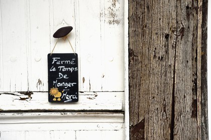 France, Calvados (14), Pays d'Auge, Beuvron-en-Auge, labellisé Les Plus Beaux Villages de France, panneau de fermeture
