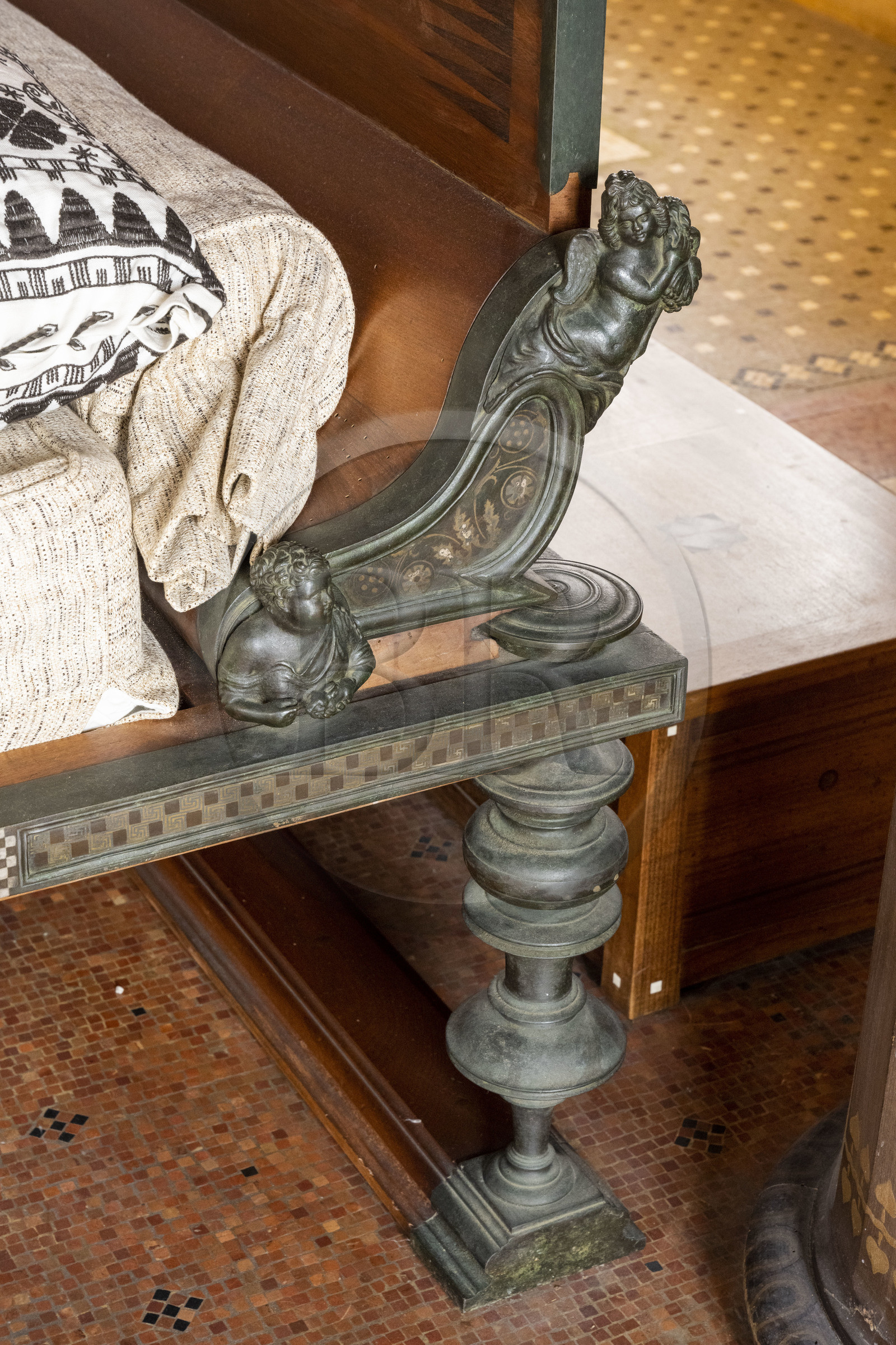 France, Alpes-Maritimes (06),  France, Alpes Maritimes (06), Beaulieu sur Mer, villa Kerylos de style neo-grec construite en 1908 par architecte Emmanuel Pontremoli, chambre de Théodore Reinach dont le lit est une copie d'un lit retrouvé à Pompei (détail)