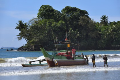 Sri Lanka, Province du Sud, Weligama, bateau de peche sur la plage