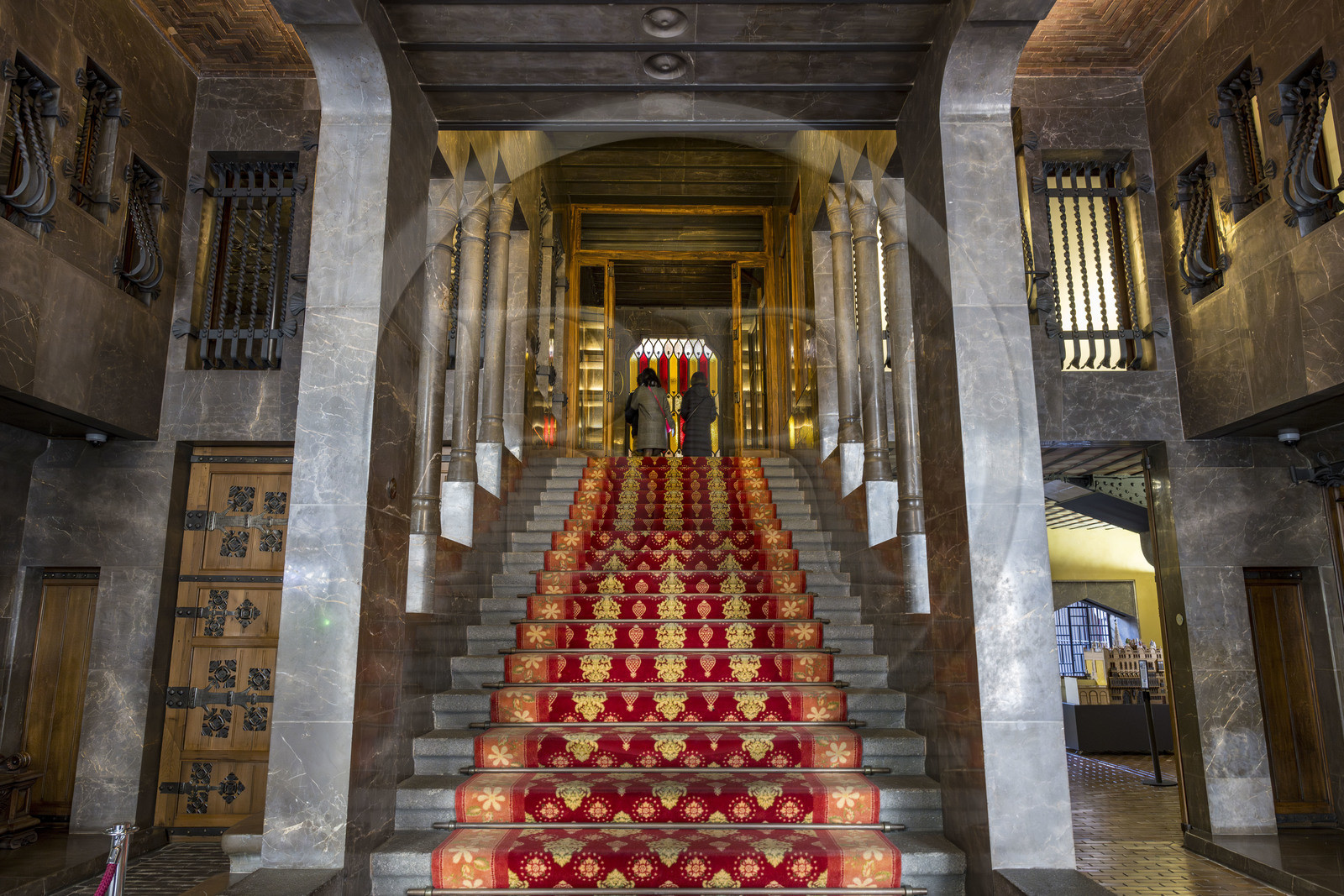 Espagne, Catalogne, Barcelone, le Palais Güell (Palau Güell) construit entre 1886 et 1891 et réalisé par l'architecte du modernisme catalan Antoni Gaudi, site classé au Patrimoine Mondial de l'UNESCO, escalier d'honneur dans le vestibule du rez-de-chaussée