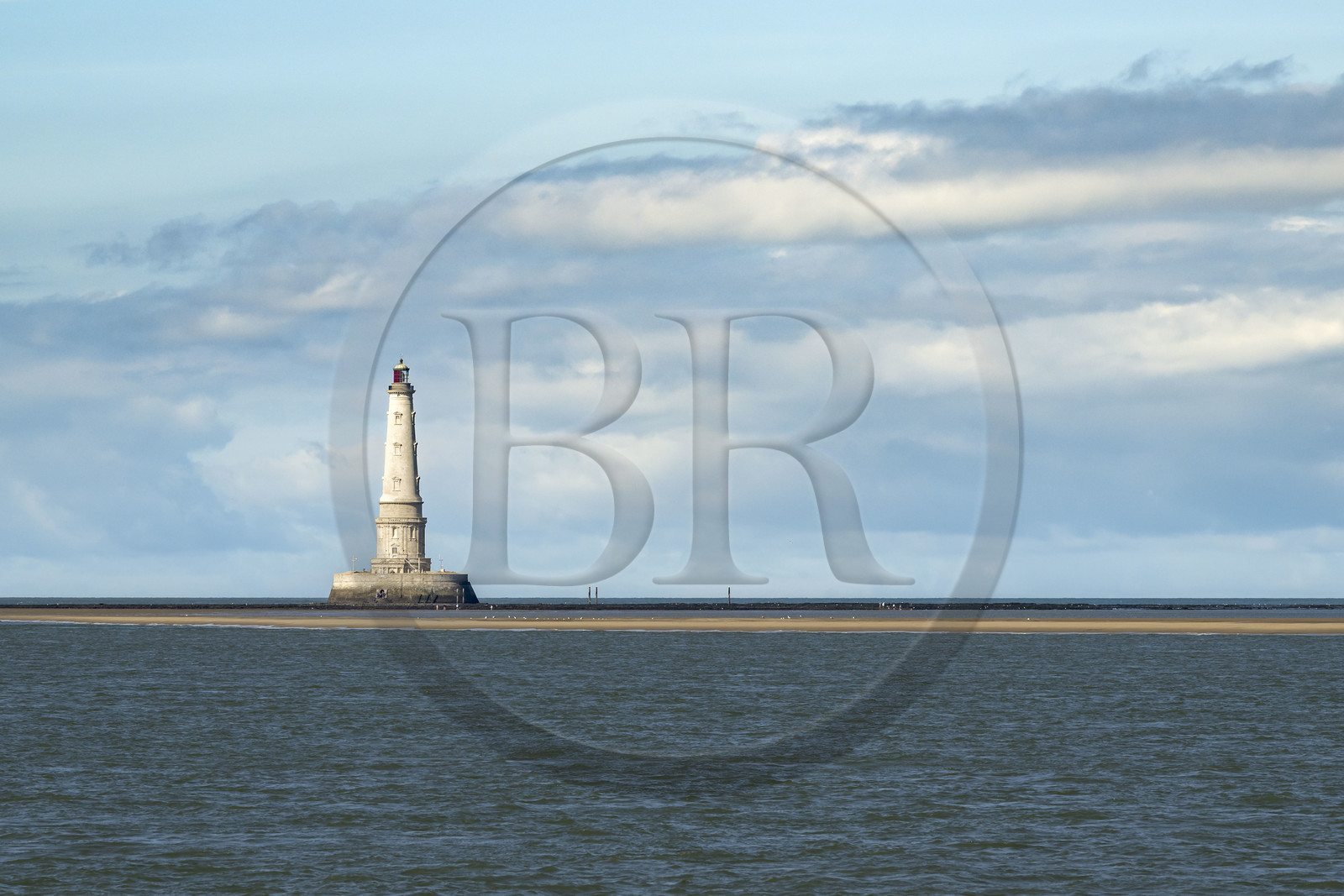 France, Gironde (33), le Verdon-sur-Mer, plateau rocheux de Cordouan à marée basse, phare de Cordouan, classé Patrimoine Mondial de l'UNESCO