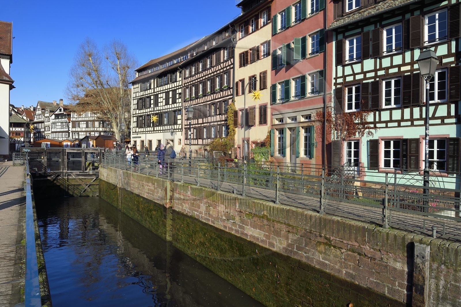 France, Bas Rhin, Strasbourg, old town listed as World Heritage by UNESCO, the lock on the Ill towards the quai des Moulins and the footbridge of the old coolers