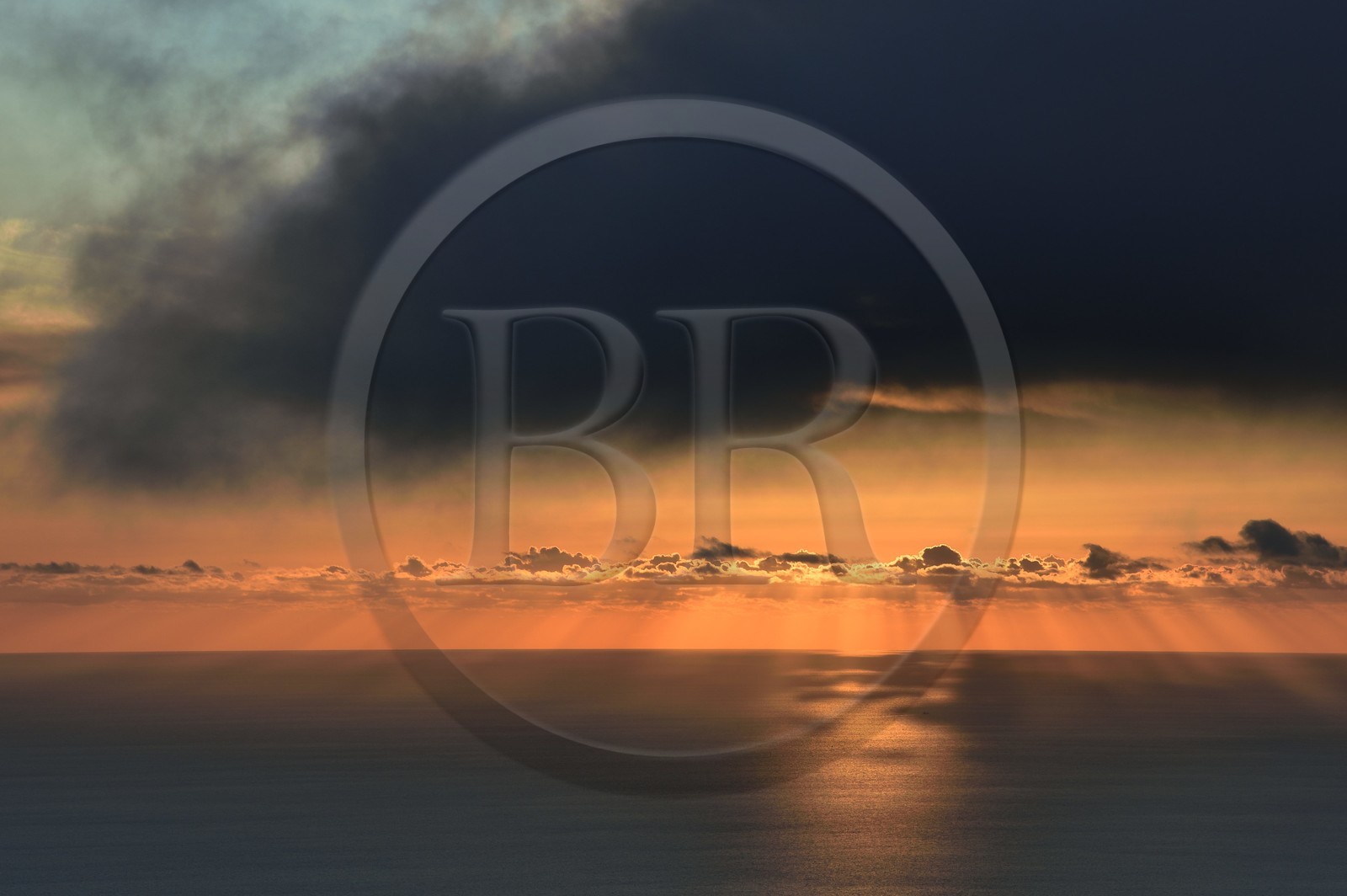 Italie, Sicile, iles Eoliennes, classées Patrimoine Mondial de l'UNESCO, ile de Stromboli, coucher de soleil sur la Mer Tyrrhénienne