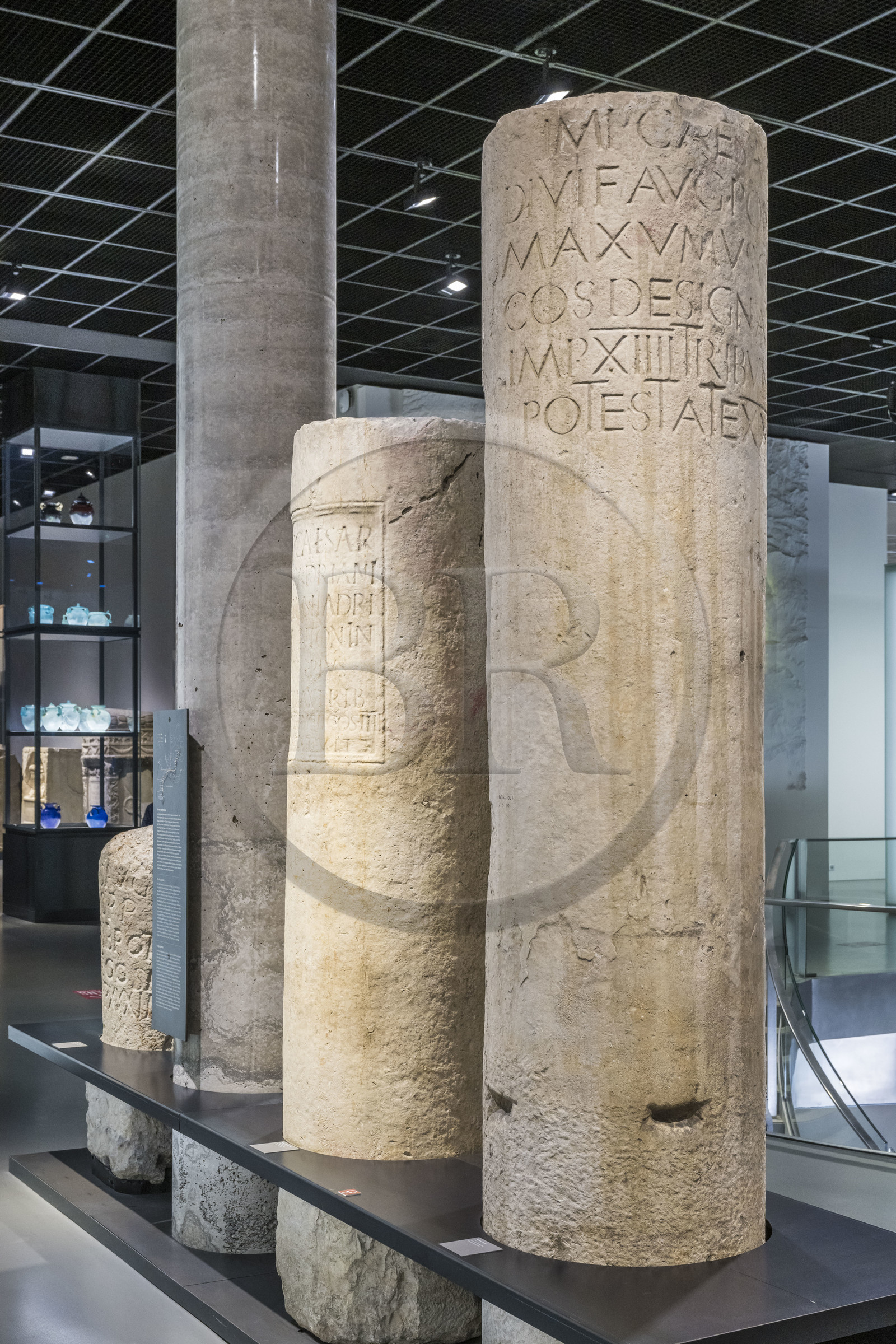 France, Gard (30), Nîmes, Musée de la Romanité de l'architecte Elizabeth de Portzamparc, borne milliaire d'Auguste (3 av. J.-C.) sur la Voie Domitienne (Via Domitia) France, Gard (30), Nîmes, Musée de la Romanité de l'architecte Elizabeth de Portzamparc, borne milliaire d'Auguste (3 av. J.-C.) sur la Voie Domitienne (Via Domitia)