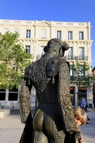 France, Gard (30), Nimes, place des arènes, statue du torero Nimeno II par Serena Carone de 1994