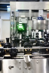 France, Ile de la Reunion, Saint Pierre, domaine de la distillerie Isautier, usine d'embouteillage et d'étiquetage, mise en bouteille de 70cl de rhum arrangé