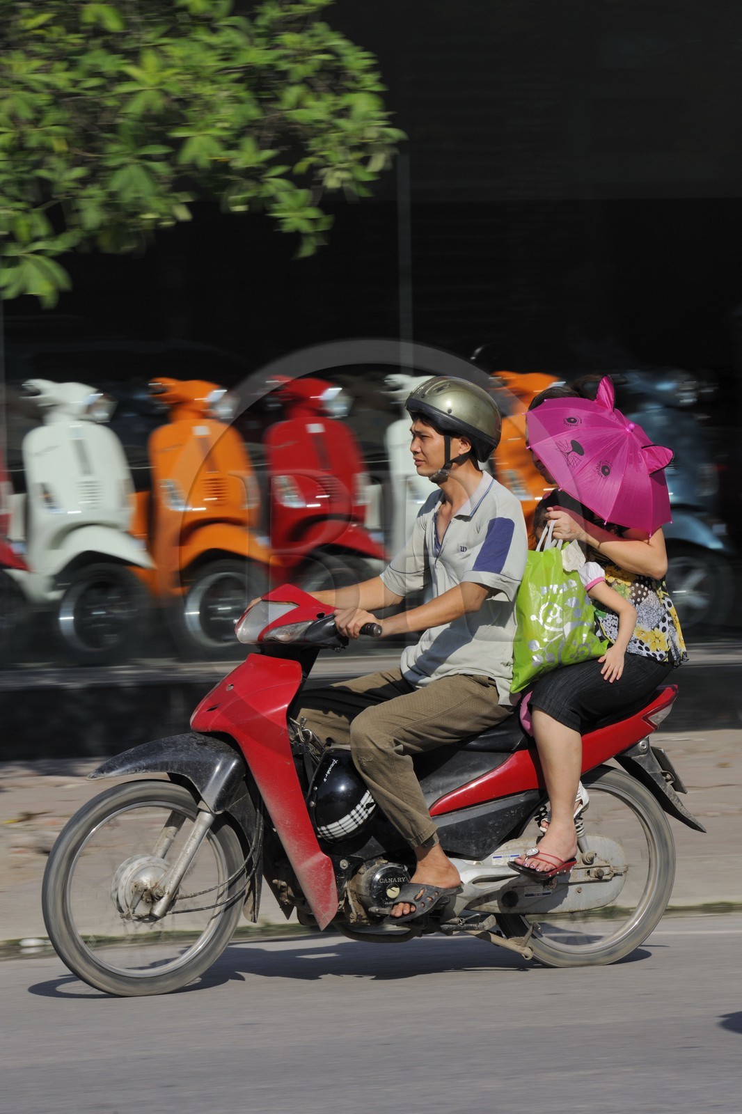 Vietnam, Hanoï, circulation en moto dans la vieille ville