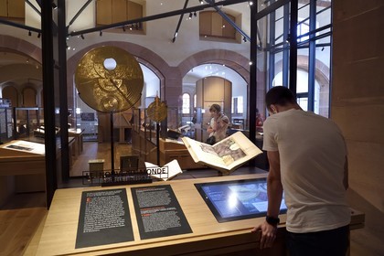 France, Bas-Rhin (67), Selestat, la Bibliothèque humaniste réaménagée par l'architecte Rudy Ricciotti, Le Nouveau Monde révélé en 1507 qui reprend et complète la Cosmographie de Ptolémée, le livre original est présenté derrière sa copie numérique que l'on peut feuilleter