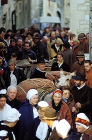 France, Bouches-du-Rhône (13), Les Baux-de-Provence, labellisé Les Plus Beaux Villages de France, fêtes de Noël, l' aubade en costume traditionnel