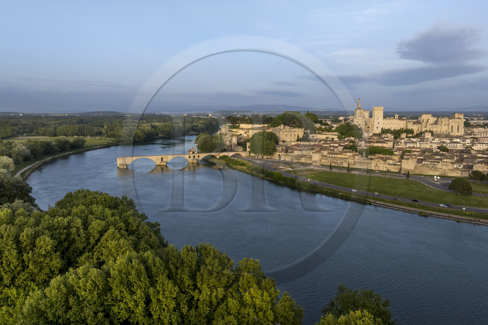 France, Vaucluse (84), Avignon, le pont Saint-Bénézet (pont d'Avignon) sur le Rhône et le Palais des Papes, classés Patrimoine mondial de l'UNESCO, en arrière plan (vue aérienne)