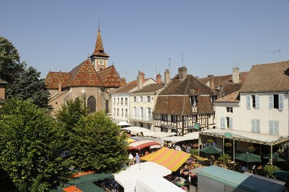 France, Saône et Loire (71), Louhans, le marché du lundi et l'église à tuiles vernissées