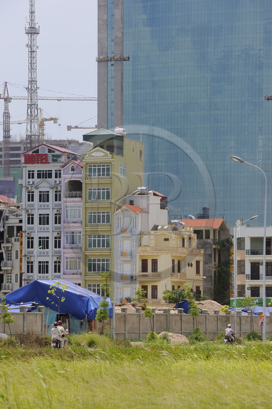 Vietnam, Hanoï, nouveaux ensembles d'immeubles en construction dans le quartier de Cau Giay