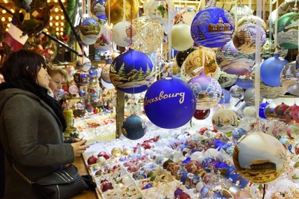 France, Bas-Rhin (67), Strasbourg, vieille ville classée Patrimoine Mondial de l'UNESCO, marché de Noël (Christkindelsmarik) de la place Broglie, boules de Noël