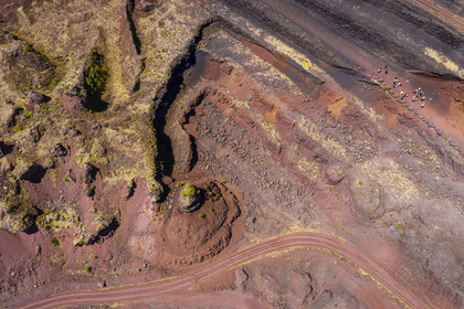 France, Puy-de-Dôme (63), Parc Naturel Régional des Volcans d'Auvergne, Chaine des Puys classée Patrimoine Mondial de l'UNESCO, Saint-Ours-les-Roches, volcan Lemptégy, ancienne carrière de pouzzolane devenue site pédagogique ouvert au public (vue aérienne)