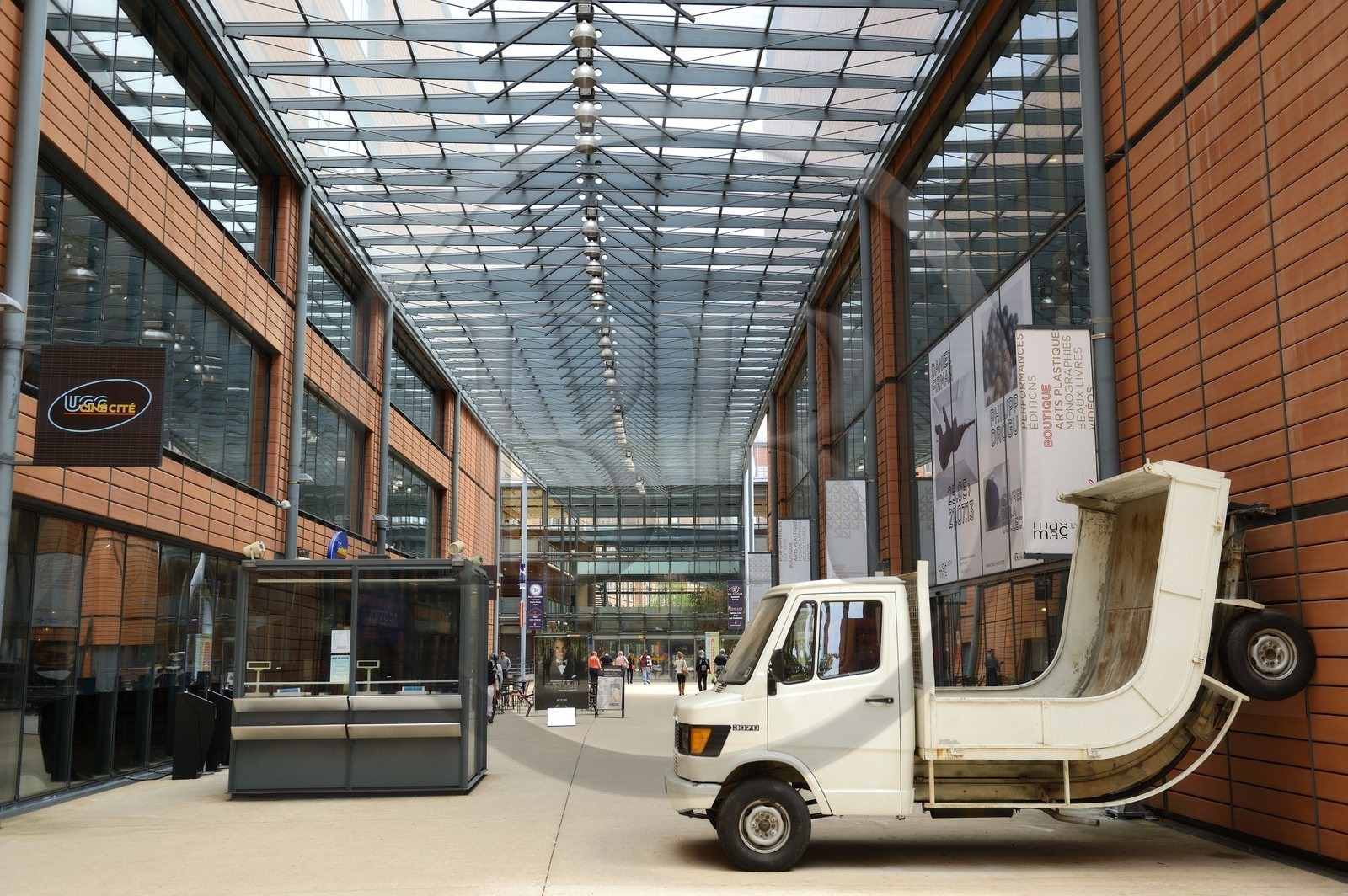 France, Rhône (69), Lyon, la Cité Internationale conçu par l'architecte Renzo Piano, Camion (2007) de Erwin Wurm, collection du Musée d'art contemporain de Lyon France, Rhône (69), Lyon, la Cité Internationale conçu par l'architecte Renzo Piano, Camion (2007) de Erwin Wurm, collection du Musée d'art contemporain de Lyon