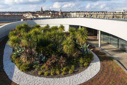 France, Gard (30), Nîmes, toits-terrasse du Musée de la Romanité de l'architecte Elizabeth de Portzamparc, l'amphithéatre des arènes lui fait face