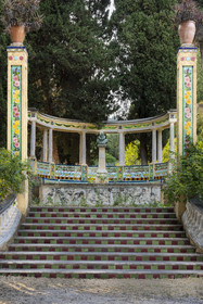 France, Alpes-Maritimes (06), Menton, Jardin Fontana Rosa, Rotonde de Cervantès, buste de Cervantes et bancs décorés de carreaux de céramique illustrant les aventures de Don Quichotte