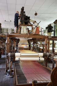 France, Rhône (69), Lyon, quartier de la Croix-Rousse, Manufacture de soieries Prelle, métier à tisser la soie mis au point par Joseph Marie Jacquard dit métier Jacquard, le canut Sébastien effectuant des réglages