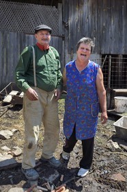 Roumanie, Transylvanie, région de Sighisoara, village de Movile, couple de fermiers dans leur cour