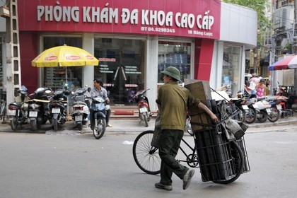 Vietnam, Hanoï, quartier des 36 rues dans la vieille ville, transport de charbon à vélo