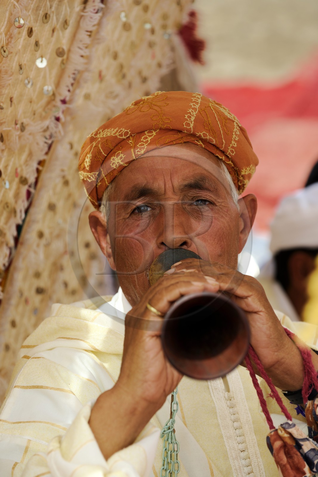 Maroc, région de l'Oriental, danse et musique traditionnelle la Reggada sur une plage