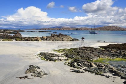 United Kingdom, Scotland, Highland, Inner Hebrides, sandy beach on Iona Island facing the Ross of Mull