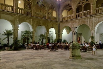 Espagne, Estremadure, Guadalupe, monastère royal de Santa Maria de Guadalupe classé Patrimoine mondial de l'UNESCO, le cloitre gothique qui sert d'hotel au monastère