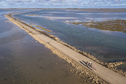 France, Vendée (85), île de Noirmoutier, Barbatre, cyclistes sur le passage du Gois à marée montante, chaussée submersible qui relie l'île au continent à marrée basse (vue aérienne)