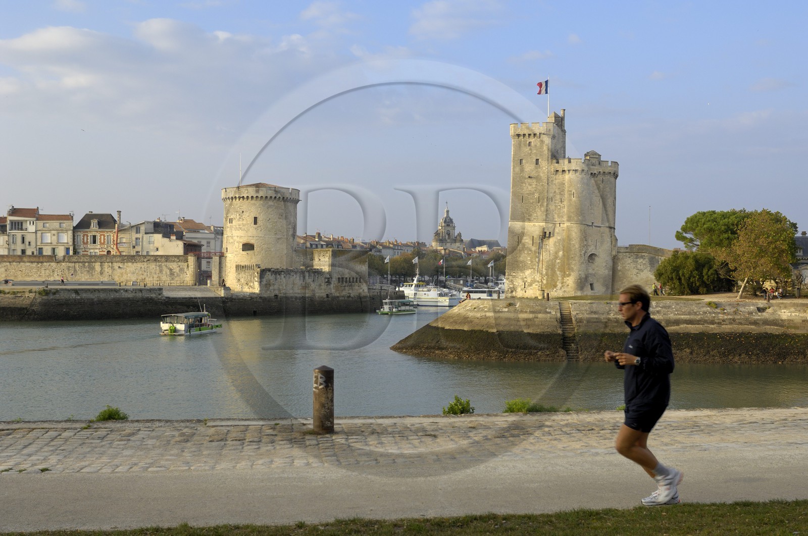 France, Charente-Maritime (17), La Rochelle, la Tour de la Chaine (à gauche) et la Tour Saint-Nicolas protégent l'entrée du Vieux Port