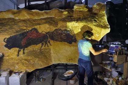 France, Dordogne (24), Montignac, l’Atelier des Fac-Similés du Périgord (AFSP) spécialisé dans la reproduction minérale de parois ornées de la préhistoire et en charge de la reconstitution fidèle des parois de la grotte de Lascaux, reproductions des peintures, mention obligatoire Atelier des Fac-Similés du Périgord