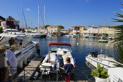 France, Var (83),  golfe de Saint-Tropez, la cité lacustre de Port-Grimaud, à l'arrière de la maison de Jean-Claude Filhastre l'un des habitants pionniers de Port-Grimaud