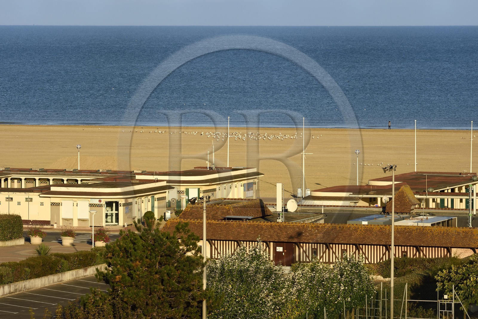 France, Calvados (14), Pays d'Auge, Deauville, établissement des Bains Pompéiens de style Art déco qui borde les cabines de bain sur la plage