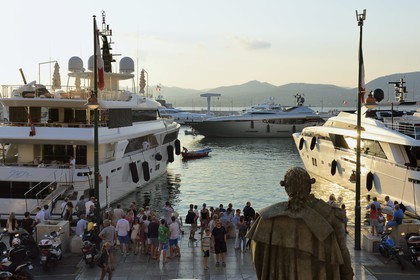 France, Var (83), Saint-Tropez, quai de Suffren, statue de Pierre André de Suffren dominant le port
