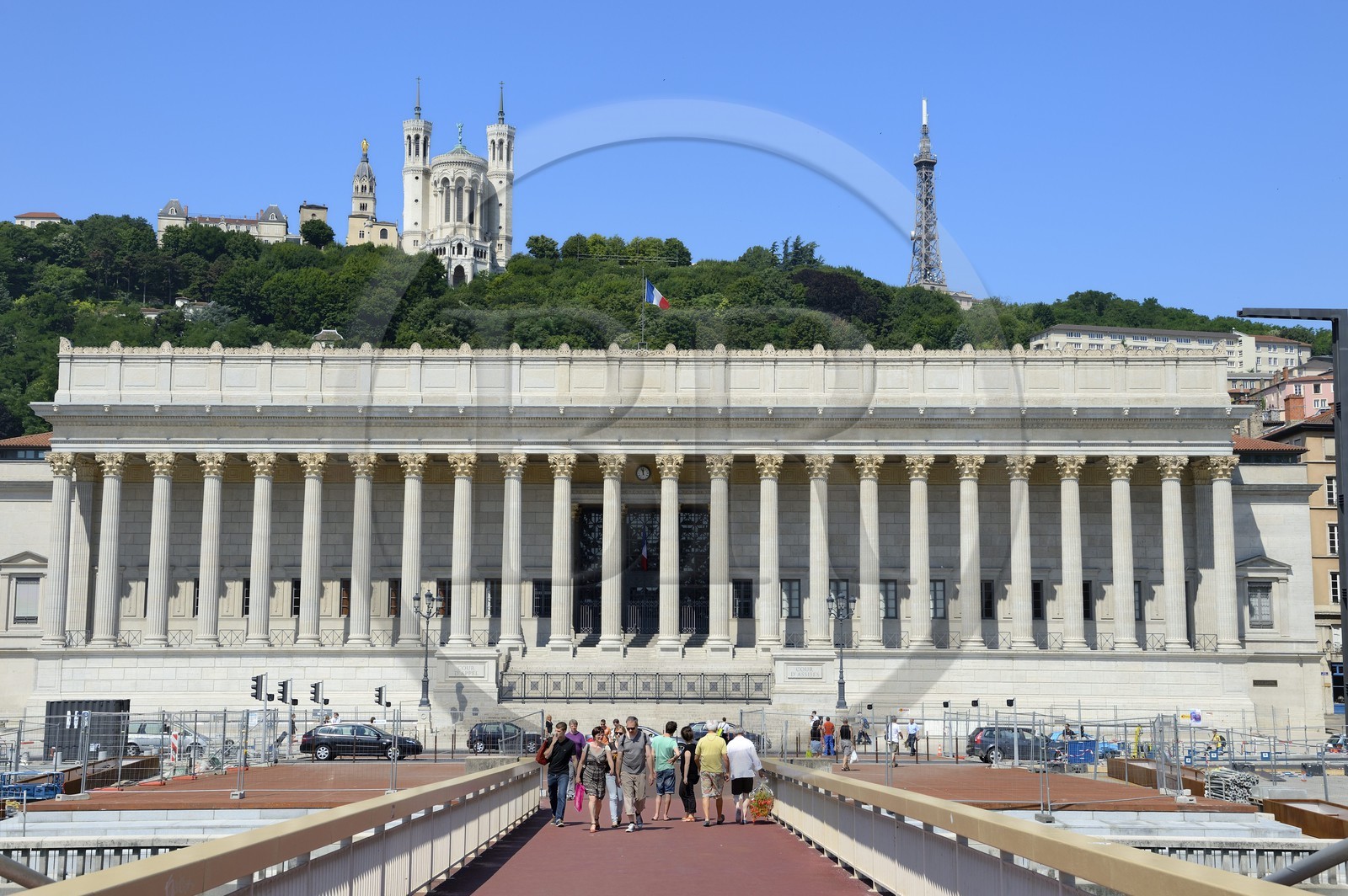 France, Rhône (69), Lyon, site historique classé Patrimoine Mondial de l'UNESCO, Vieux Lyon, passerelle sur la Saône menant au palais de justice et la basilique Notre Dame de Fourvière en arrière plan